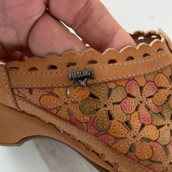 VGUC Pikolinos Romana tan with pink & green floral appliqué low heel mules - Picture 5 of 8